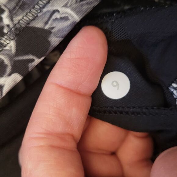 Lululemon Floral Tank Size 6 Like New - Picture 7 of 9